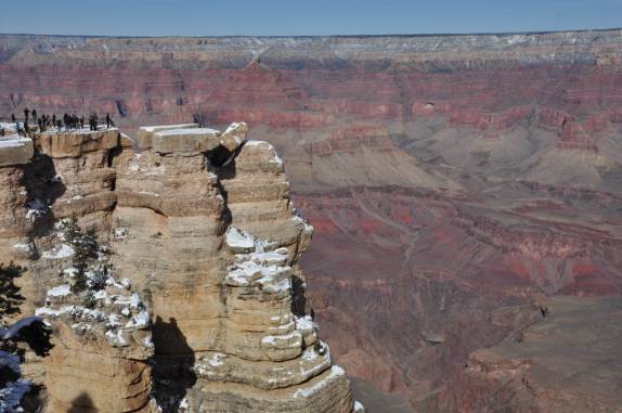 Turistas se aglomeram em um dos mirantes do Grand Canyon, no Arizona, nos Estados Unidos